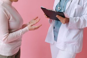 Konsultacja lekarska kobiety z problemami hormonalnymi i gorszym samopoczuciem