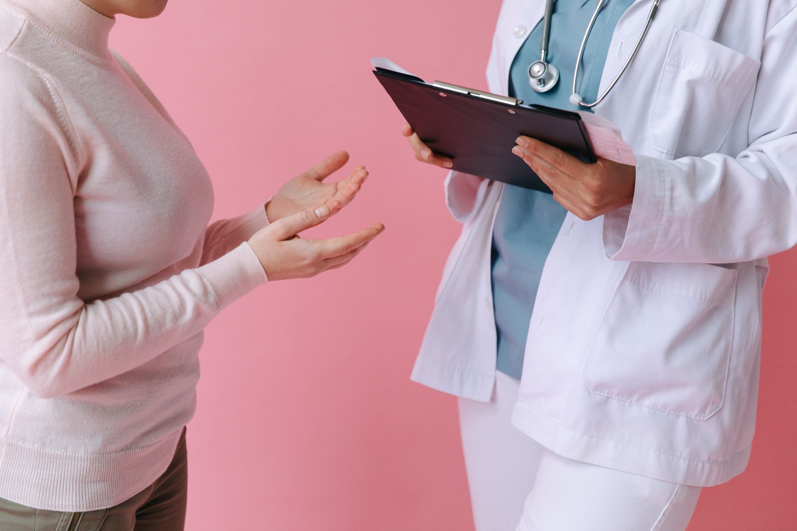 Konsultacja lekarska kobiety z problemami hormonalnymi i gorszym samopoczuciem